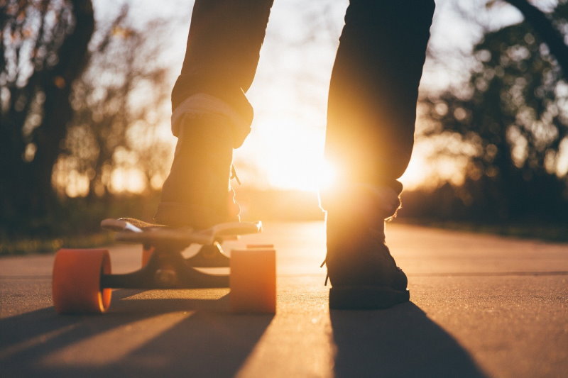 E-Longboard im Sonnenuntergang