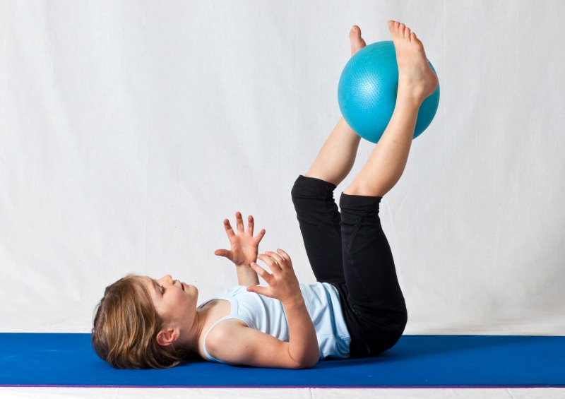 Mädchen mit Ball beim Sport