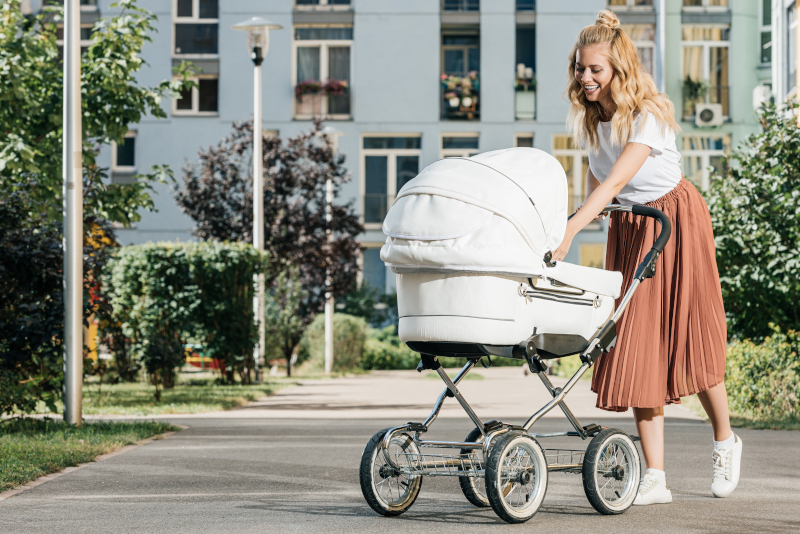 Mutter mit Kinderwagen