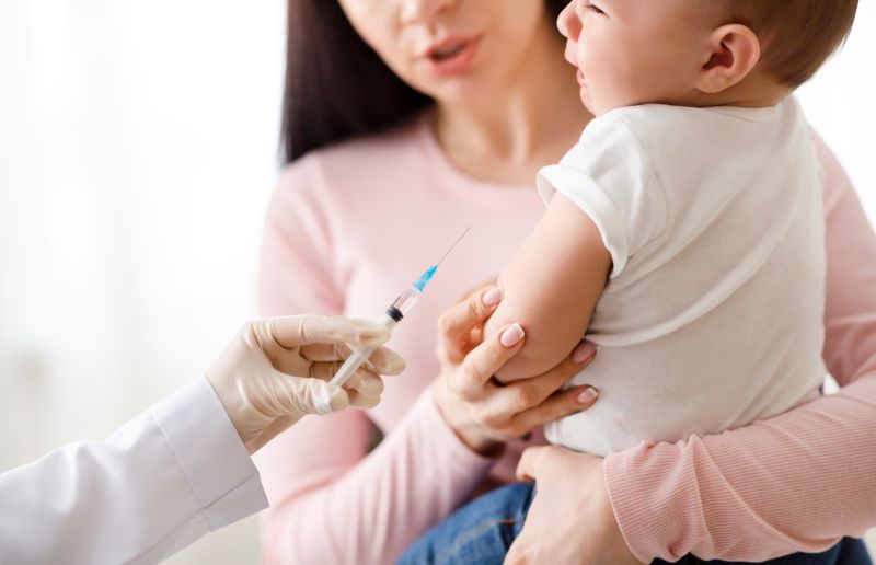baby-bekommt-eine-impfung