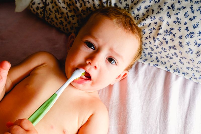baby-bekommt-zaehne-geputzt