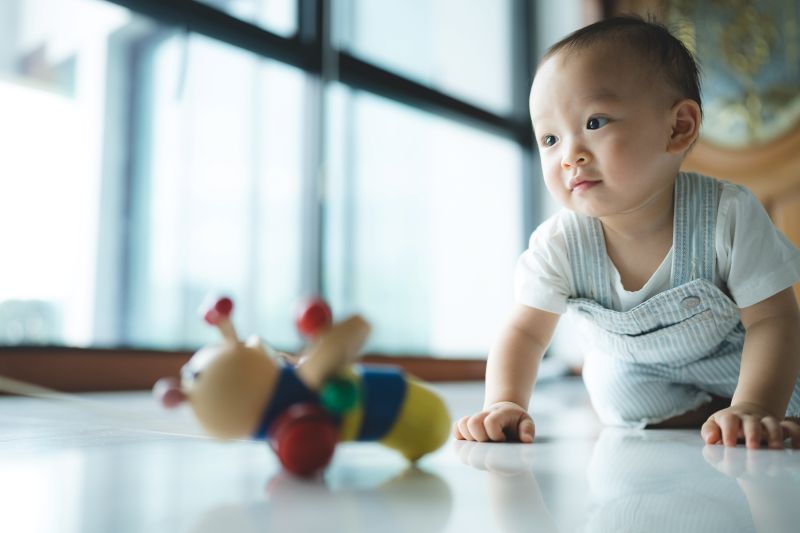 baby-krabbelt-mit-spielzeug
