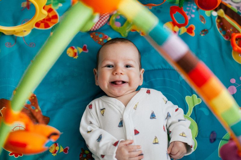 baby-laechelt-auf-spielmatte