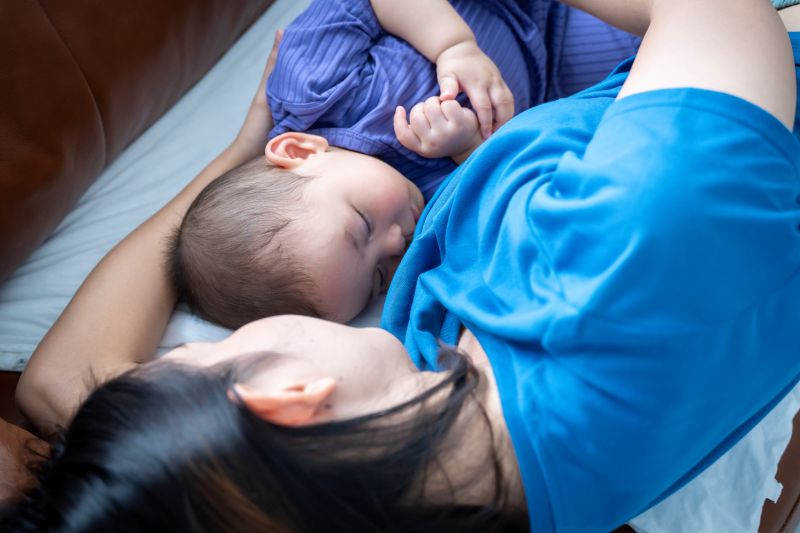 frau-schlaeft-mit-baby