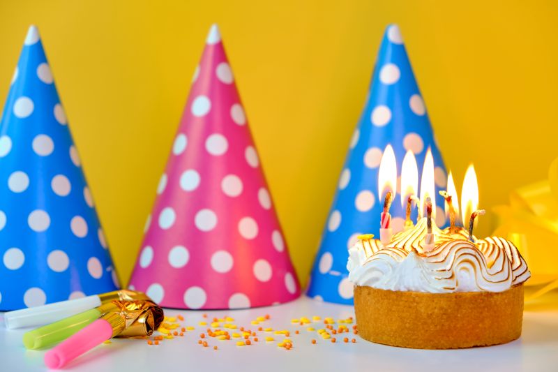 geburtstagskuchen-mit-partyhueten