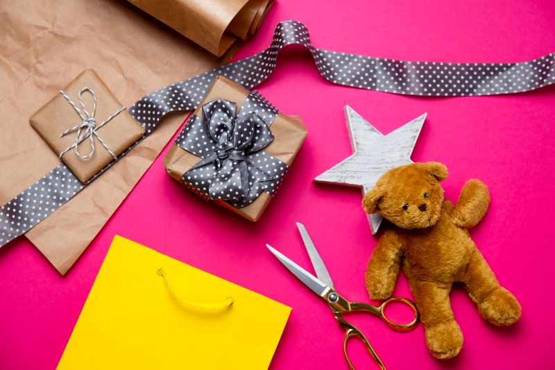 geschenkmaterial-mit-teddy