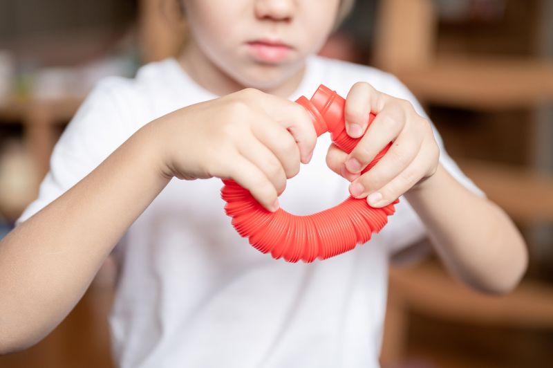kind-mit-sensorischem-antistressspielzeug