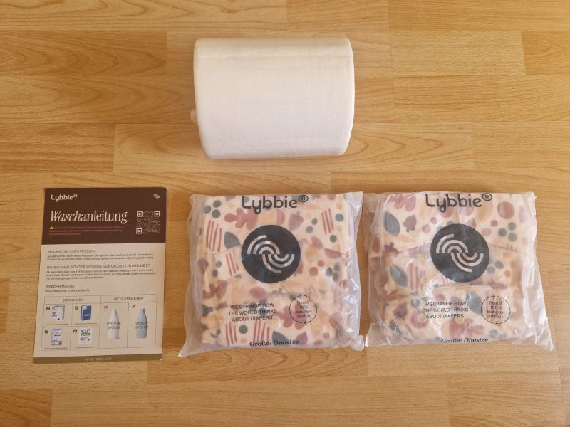 Lybbie Stoffwindeln Lieferumfang mit zwei verpackten Windeln, Waschanleitung und Schmutztüchern