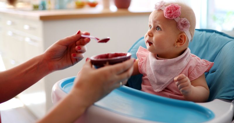 mutter-fuettert-ihr-baby