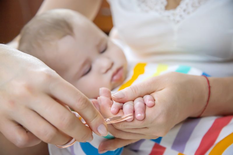 mutter-schneidet-baby-naegel