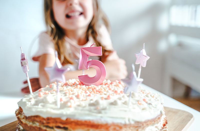 rosane-fuenf-auf-selbstgebackenen-kuchen-und-maedchen
