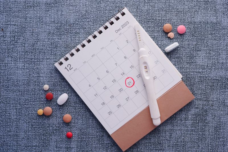 schwangerschaftstest-auf-einem-kalender