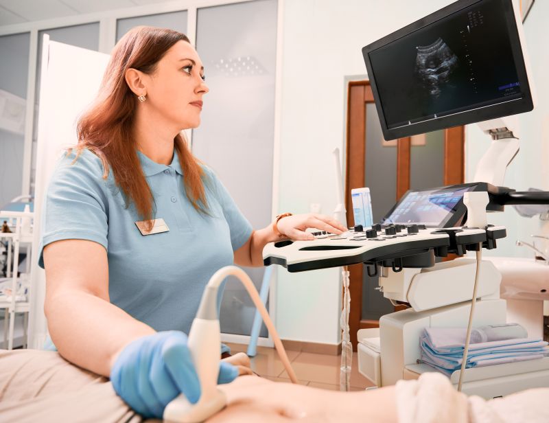 ultraschallbild-wird-in-moderner-klinik-durchgefuehrt